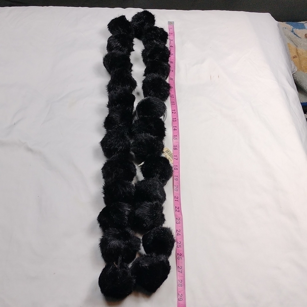NWT women's faux fur scarf - Picture 5 of 5